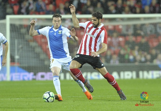 Raúl García luchando un balón. Foto: La Liga.