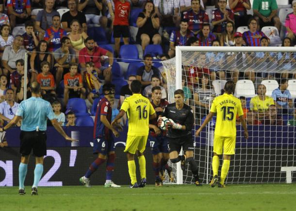 Raúl Fernández con el esférico en las manos. | Fuente: Levante UD