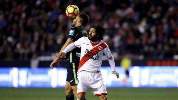 Germán y Domínguez pugnan por un balón en un partido muy igualado | Foto: La Liga