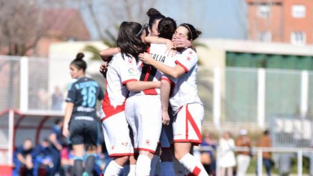 Las jugadoras del Rayo se abrazan a Natalia, autora del gol local (Imagen: LaLiga Iberdrola)
