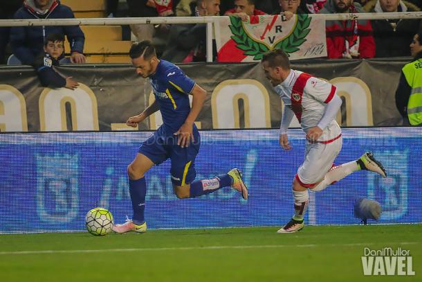 Sarabia conduce el balón en un partido ante el Rayo Vallecano | Dani Mullor (VAVEL)