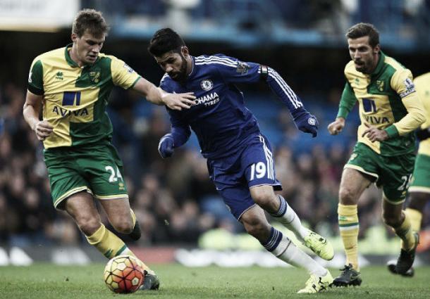 Diego Costa midiéndose al Norwich. | Foto: Getty