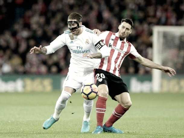 Sergio Ramos con Aritz Aduriz luchan por el esférico | Foto: Getty Images
