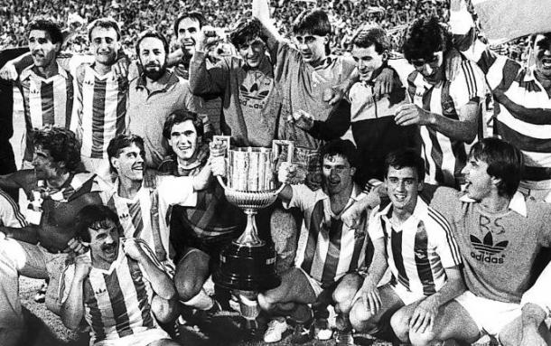 Los jugadores de la Real celebran la consecución de la Copa del Rey en 1987. Foto: Real Sociedad