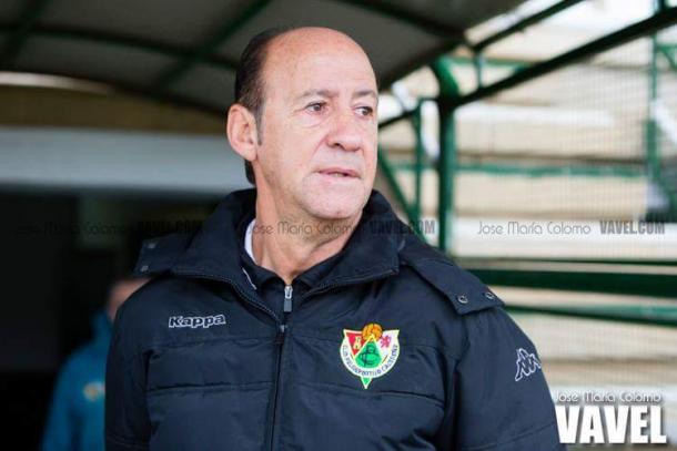 Ángel Marcos observa a su equipo desde el túnel de vestuarios / Foto: Jose María Colomo ( Vavel.com/ Mérida Sports)
