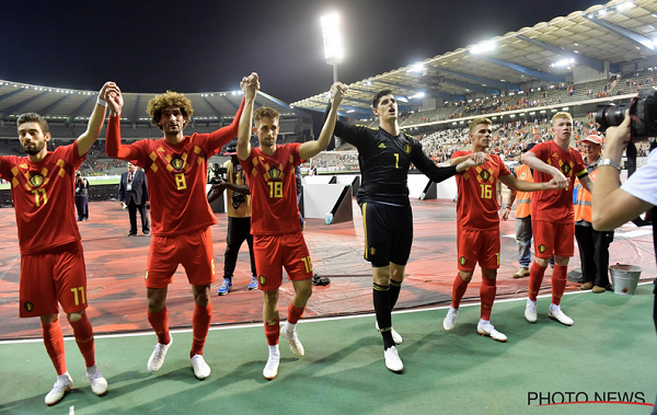 Los jugadores celebran su victoria con la afición en Bruselas. | Foto: Belgian Red Devils