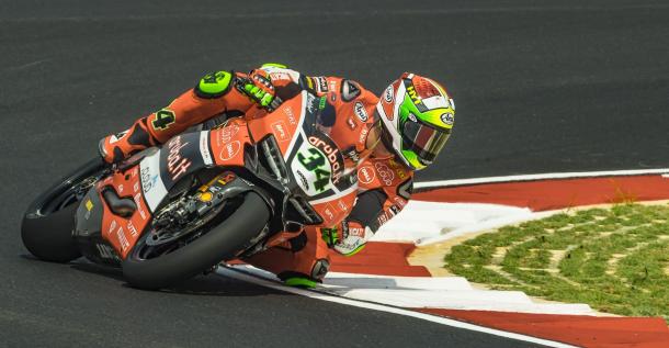 El italiano en el asfalto de Sepang durante el último Gran Premio disputado. Imagen: Ducati Racing