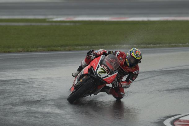 Davies sobre el asfalto mojado de Sepang. Imagen: Ducati Racing.