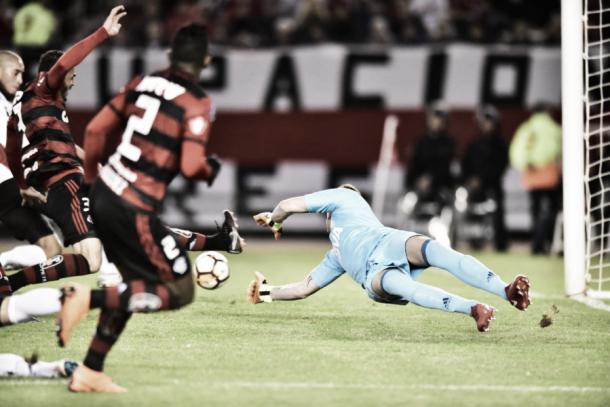 Rodinei cruza, mas Rhodolfo não consegue chegar na bola e Fla perde boa chance de gol. Foto: Staff Images/Flamengo