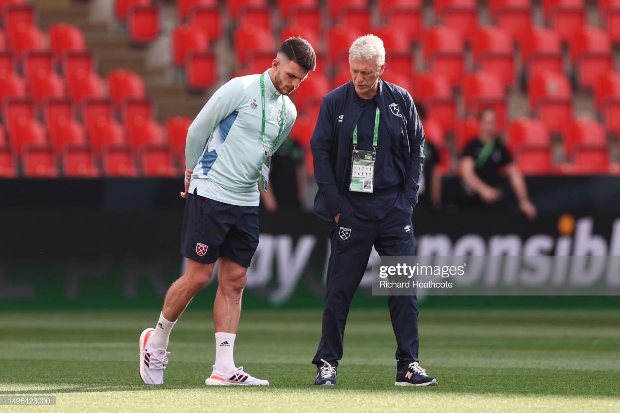 David Moyes, Manager of West Ham United, speaks with Declan Rice of West Ham United prior to the UEFA Europa Conference League 2022/23 final match between ACF Fiorentina and West Ham United FC on June 06, 2023 at Eden Arena in Prague, Czech Republic. (Photo by Richard Heathcote/Getty Images)