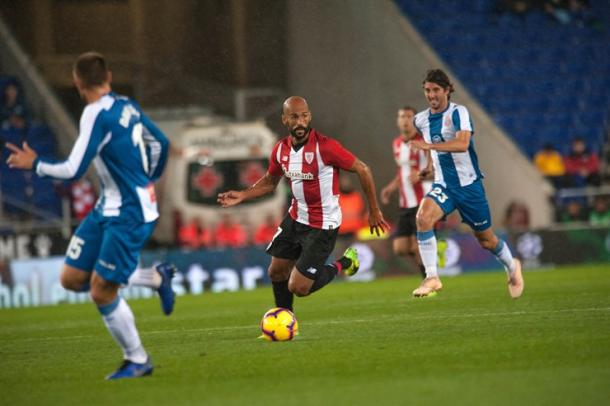 Mikel Rico conduce un balón | Fotografía: Athletic Club