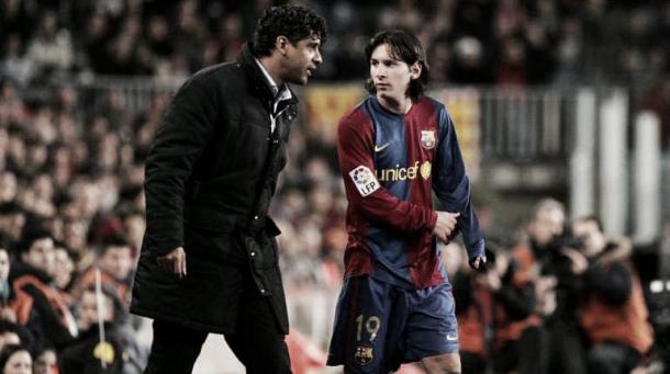 Rijkaard y Messi durante un partido | Fuente: alaan.com