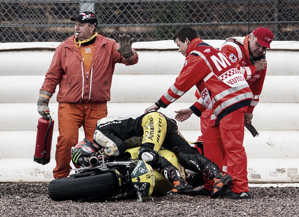 Rins crashes out of a podium position with three laps to go | Photo: Getty