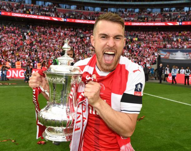 Ramsey posa con la última FA Cup conseguida por el Arsenal | Fotografía: Arsenal