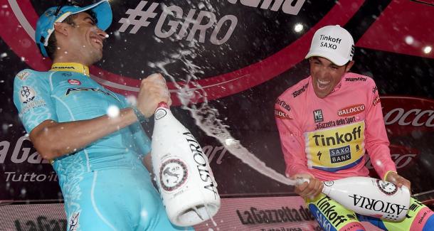 Alberto Contador y Fabio Aru celebrando el podium de Milan (Giro de Italia 2015). Pic AFP