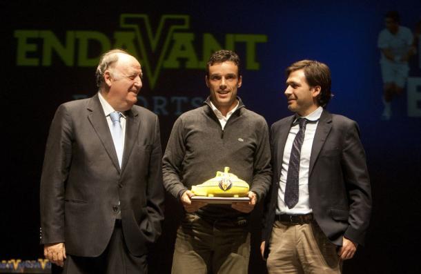 El tenista número 13 de la ATP, Roberto Bautista, posa junto a José Manuel Llaneza y Fernando Roig Negueroles│Foto: villarrealcf.es