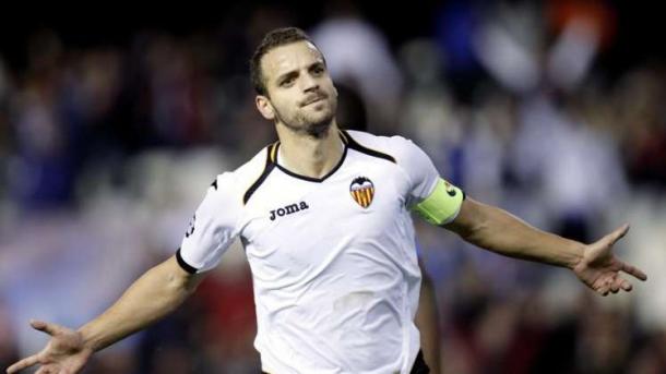 Soldado celebrando un gol con el Valencia (Fichajes.net)