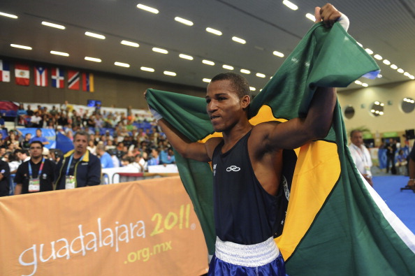 Com a bandeira nacional, Robson comemora a prata nos Jogos Pan-Americanos de 2011, no México (Foto: Francisco Estrada/LatinContent/Getty Images)