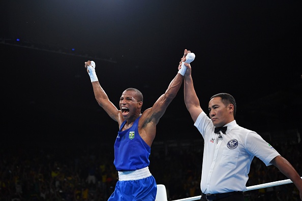 Robson Conceição comemora sua vitória sobre o tricampeão mundial Lazaro Álvarez, pelas semifinais da Rio 2016 (Foto: Yuri Cortez/AFP/Getty Images)
