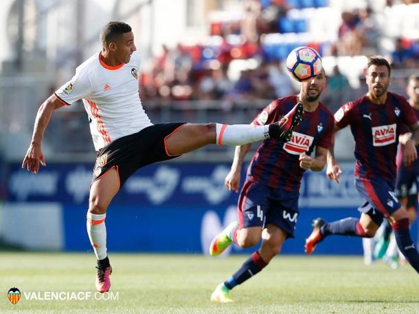 Rodrigo intenta controlar un balón | Fuente: Valencia CF. 