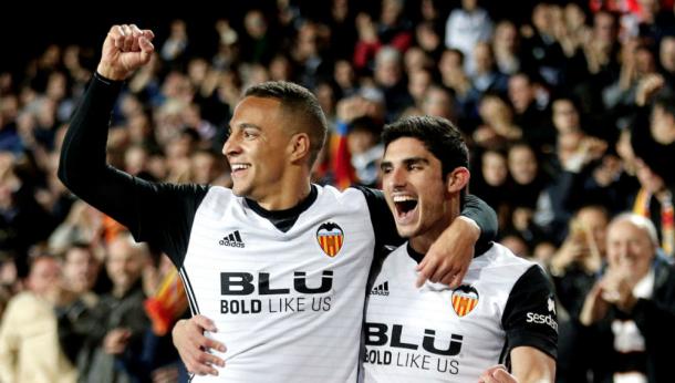 Rodrigo y Guedes celebrando un gol. | Foto: EFE