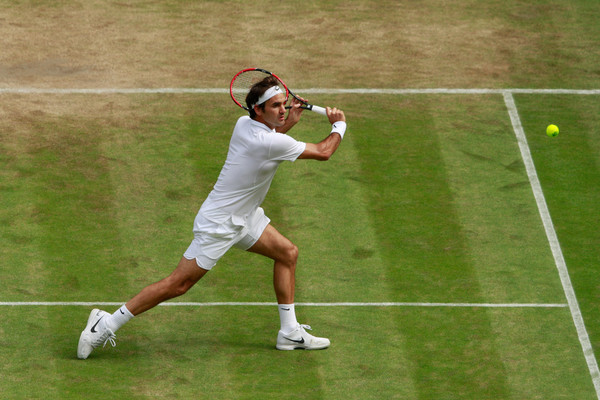 Federer voleando en Wimbledon 2016. Foto: zimbio
