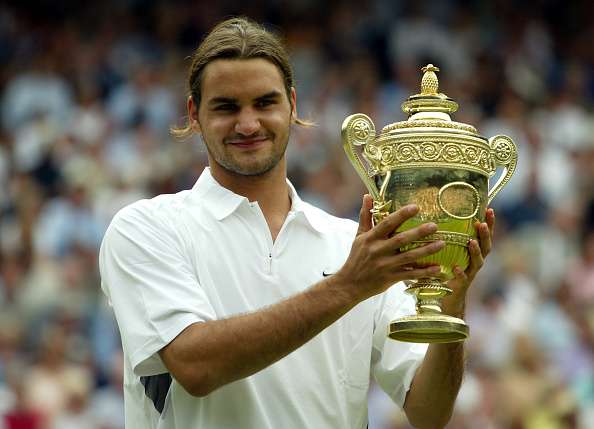 Federer con el trofeo de Wimbledon 2003 Foto: Ezanime.net