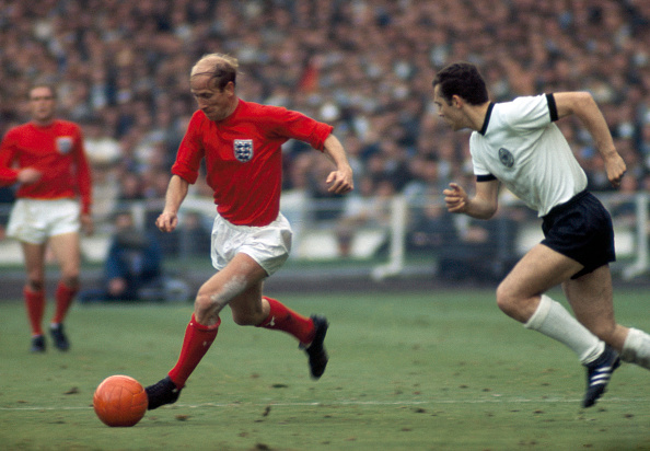 Na decisão, Charlton acabou sendo anulado pelo jovem zagueiro Beckenbauer | Foto: Rollspress/Popper Foto via Getty