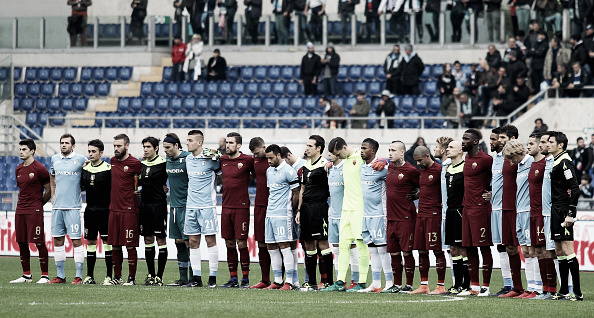 Jogadores de Roma e Lazio se unem para respeitar um minuto de silêncio, homenageando as vítimas do acidente com o avião da Chape (Foto: Paolo Bruno/Getty Images Sport)