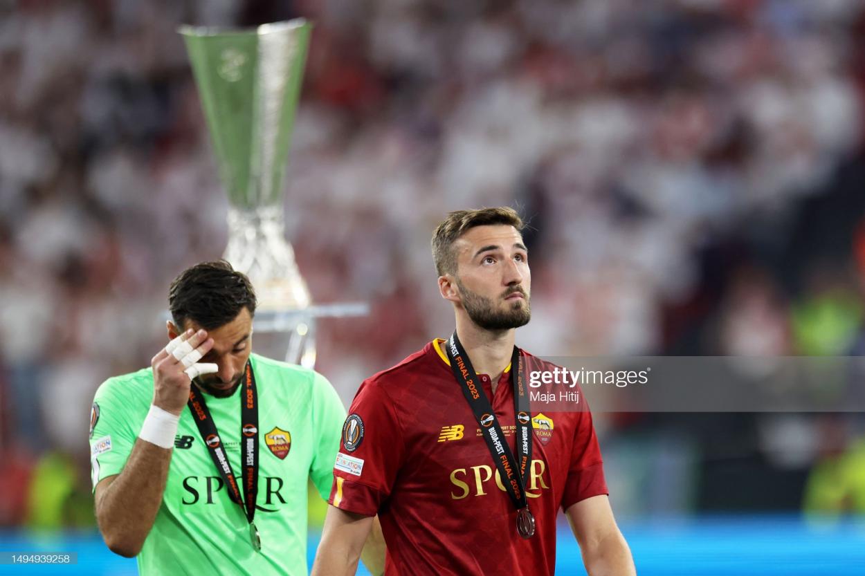 Bryan Cristante of AS Roma walks past the UEFA <strong><a  data-cke-saved-href='https://www.vavel.com/en/international-football/2023/05/30/europa-league/1148089-jose-mourinho-believes-sevilla-are-favourites-ahead-of-europa-league-final.html' href='https://www.vavel.com/en/international-football/2023/05/30/europa-league/1148089-jose-mourinho-believes-sevilla-are-favourites-ahead-of-europa-league-final.html'>Europa League</a></strong> Trophy with their runners up medal following their side's defeat to Sevilla FC in the penalty shoot out during the UEFA Europa League 2022/23 final match between Sevilla FC and AS Roma at Puskas Arena on May 31, 2023 in Budapest, Hungary. (Photo by Maja Hitij/Getty Images)