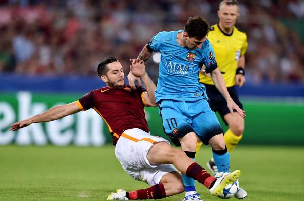 Manolas contrasta Messi | Foto: sportal.it