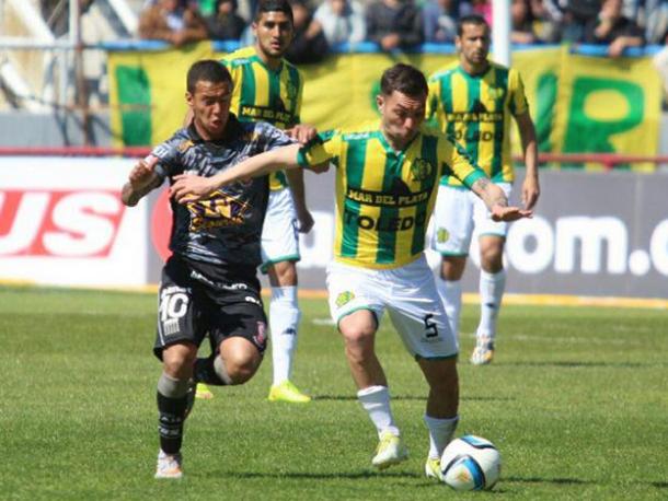 Romero Gamarra pelea la pelota. Nuevamente, Lamberti aparece en la imagen.