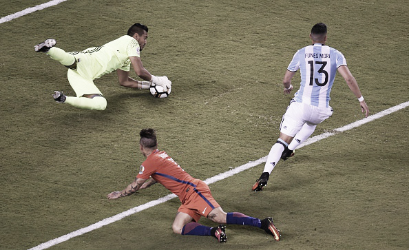 Romero holds onto Eduardo Vargas' close-range header | Photo: AFP/ Don Emmert