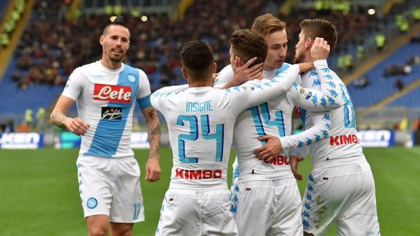 I partenopei festeggiano Mertens dopo la doppietta dell'Olimpico - Foto Corriere dello Sport