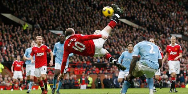 Momento en que Rooney hace de chilena el gol de la temporada. Foto: The Sun