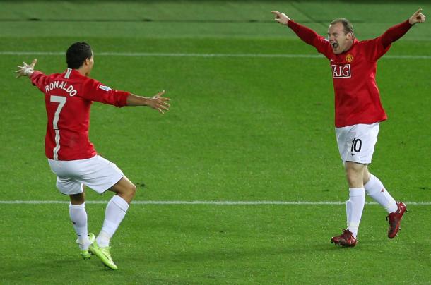 Rooney esulta con Cristiano Ronaldo dopo il goal decisivo di Wazza alla LDU, www.zimbio.com