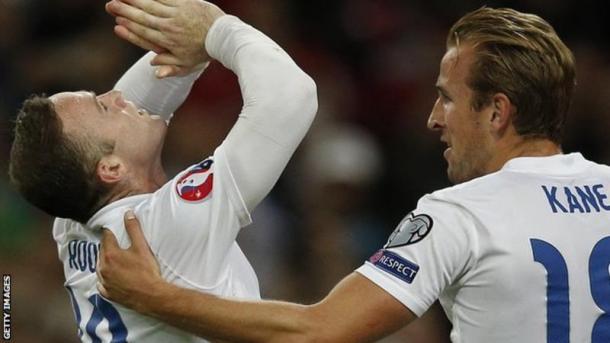 Rooney y Kane durante un partido de la fase de clasificación | Foto: Getty Images
