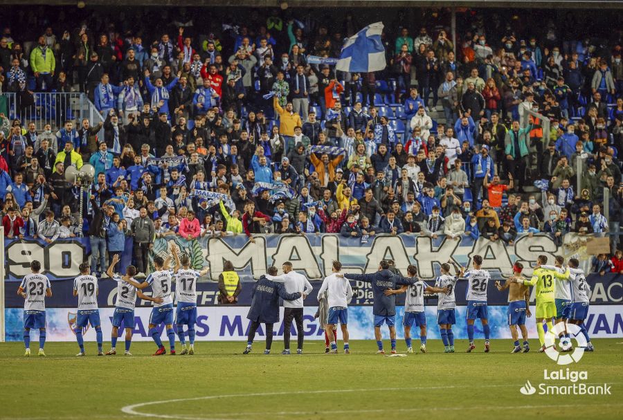 Celebración de la plantilla del Málaga CF con su afició tras la victoria frente a Las Palmas / Foto: LaLiga SmartBank