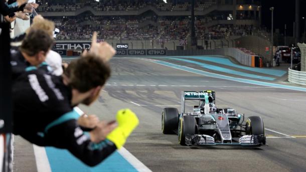 Nico Rosberg cruzando la meta en 2016. Fuente: F1Fanatic