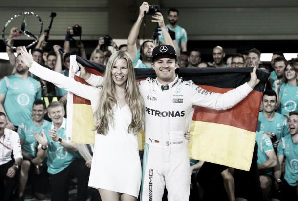 Rosberg celebra junto a su esposa Vivian el título logrado | Foto: Getty Images
