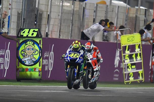 Gran batalla entre Rossi y Dovizioso en Qatar | Foto: Yamaha.