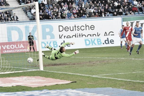 Tom Weilandt puts Hansa 1-0 ahead during the last fixture between the two, back in April 2012. (Photo: rostock-heute.de)