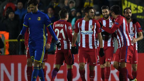 Carrasco, match-winner dell'andata, festeggiato dai compagni. Lo 0-1 di due settimane fa è l'unico precedente tra le due squadre. | Fonte immagine: Goal UK