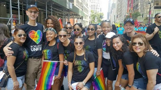 A la izquierda, Adam Silver, en una manifestación en favor del LGTB en Orlando | Imagen: NBA Cares / Instagram