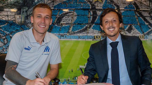 Rubén Blanco estampa su firma junto a Pablo Longoria, presidente del Olympique de Marsella | Imagen: OM