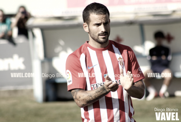 Rubén García aplaudiendo durante un partido | Fotografía: Diego Blanco (VAVEL)