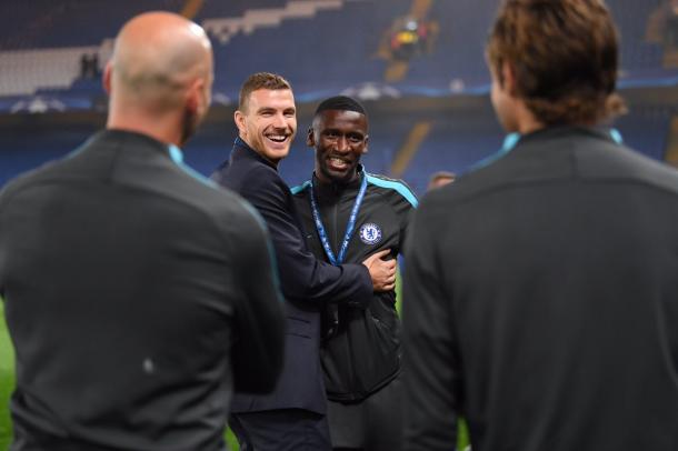 Saluti tra ex compagni: Dzeko e Rudiger sul prato di Stamford Bridge - Foto Chelsea Twitter