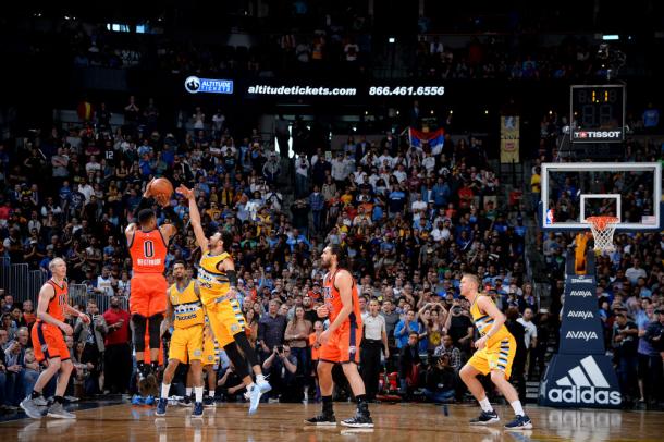 El triple de Westbrook marcó la temporada pasada de Denver. | Foto: NBA