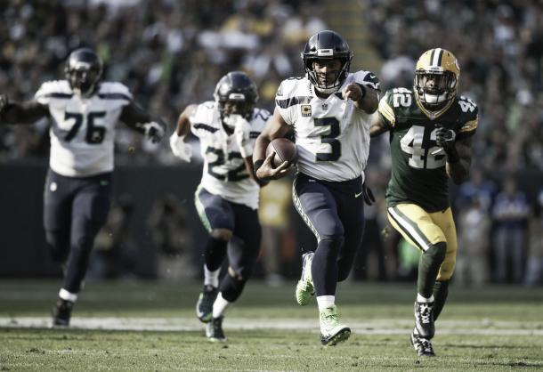 Wilson (3) escapando de la presión de los Packers. | Foto: NFL.