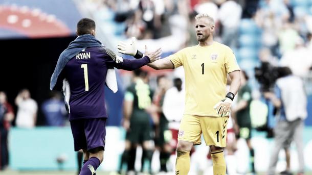Ao fim da partida, Ryan e Schmeichel, grandes nomes da partida, se cumprimentam. Foto: FIFA/Getty Images